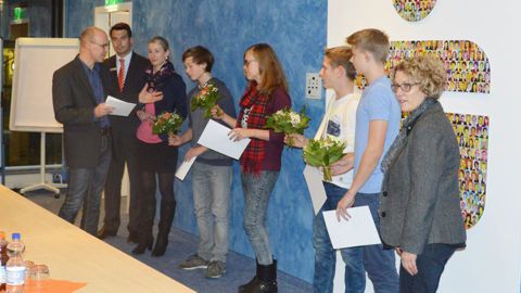 Urkunden an Mentees werden feirlich überreicht